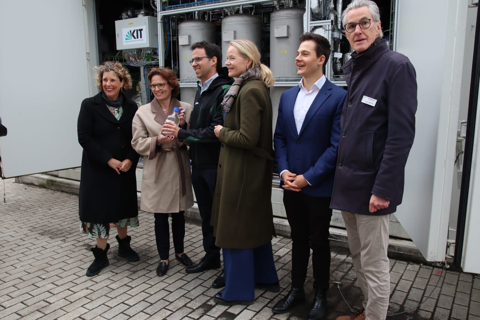 La comisaria europea Jessika Roswall y su delegación frente a la planta Mannheim 001